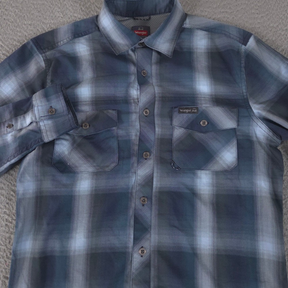 Wrangler Shirt Mens Small Blue Plaid Outdoor Roll Tab Sleeve Hiking Button Down